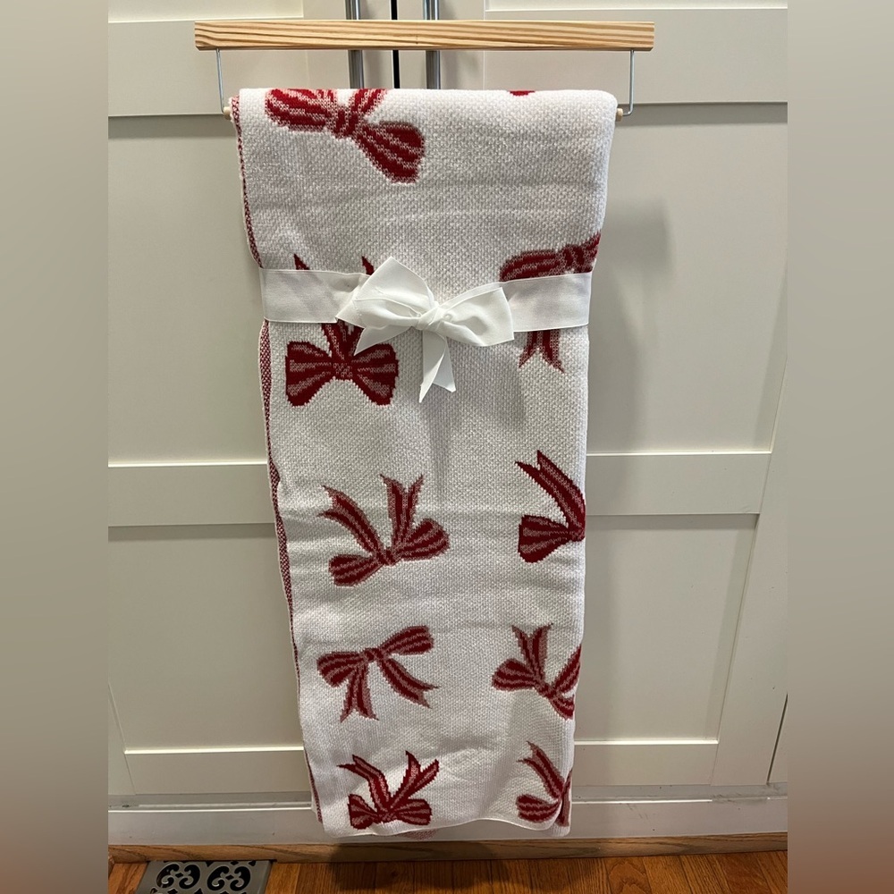 Isaac Mizrahi White and Red Bow Throw, NWT - Picture 7 of 8
